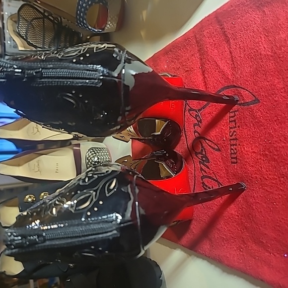 Christian Louboutin - Picture 4 of 8